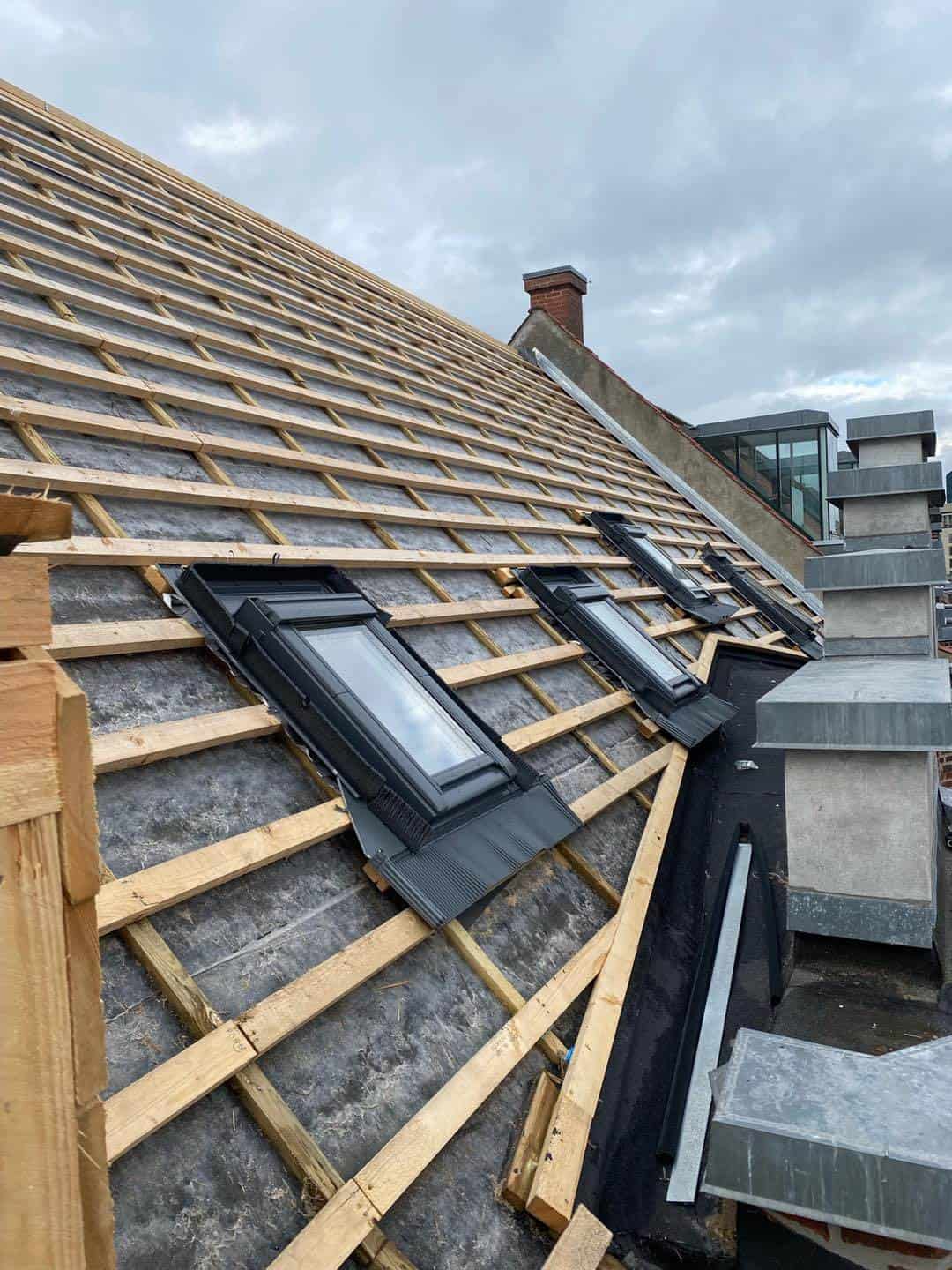 Tagarbejde på renoveret ejendom i Aarhus med nye ovenlysvinduer.