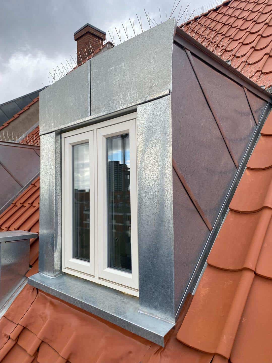 Nyt tagvindue installeret på fin ejendom midt i Aarhus til forbedret lysindfald.