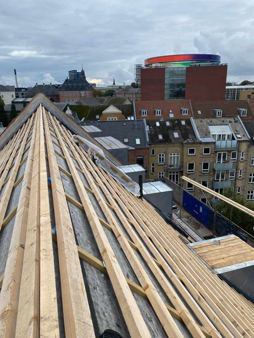 Tagrenovering med træspær på en ejendom midt i Aarhus.