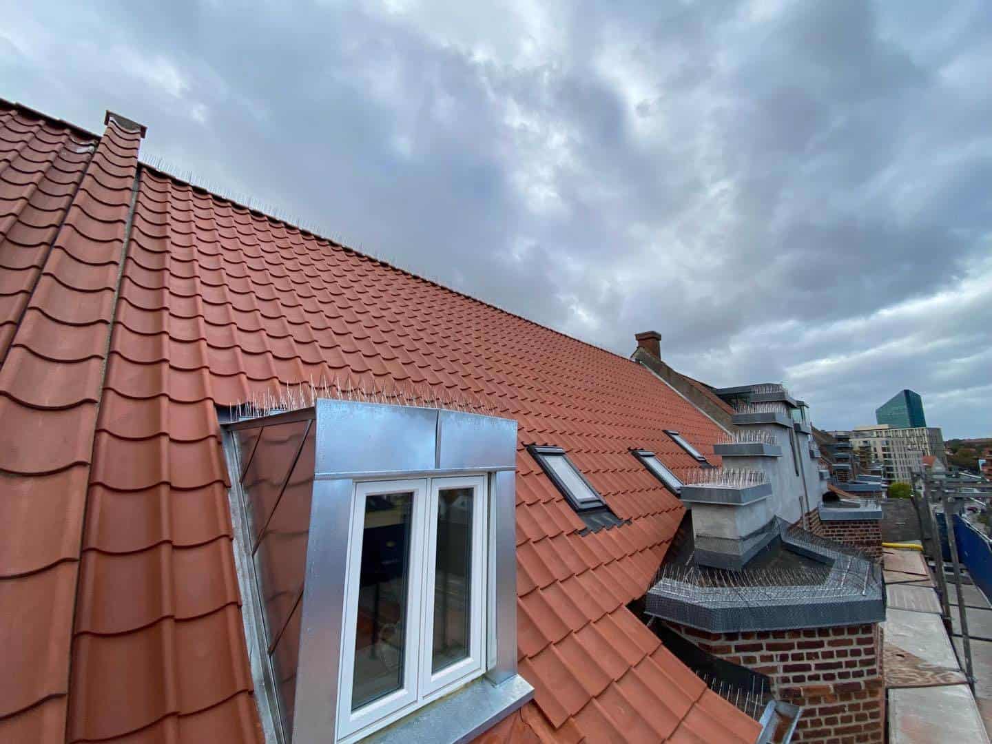 Renovering af tag på fin ejendom midt i Aarhus med nye tagsten og tagvinduer.