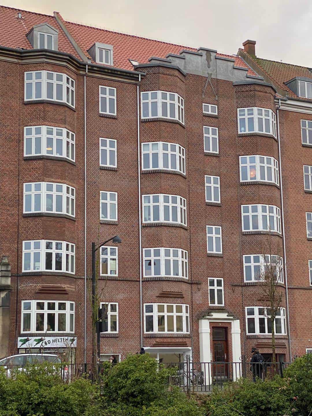 Renovering af ældre ejendom i Aarhus med fokus på facaderenovering og modernisering.