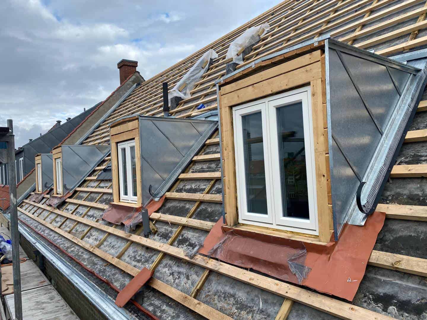 Renovering af tag med nye vinduer i Aarhus.
