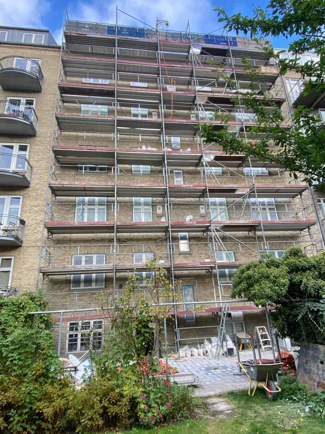 Renovering af ældre ejendom i Aarhus med professionelt tømrerarbejde.