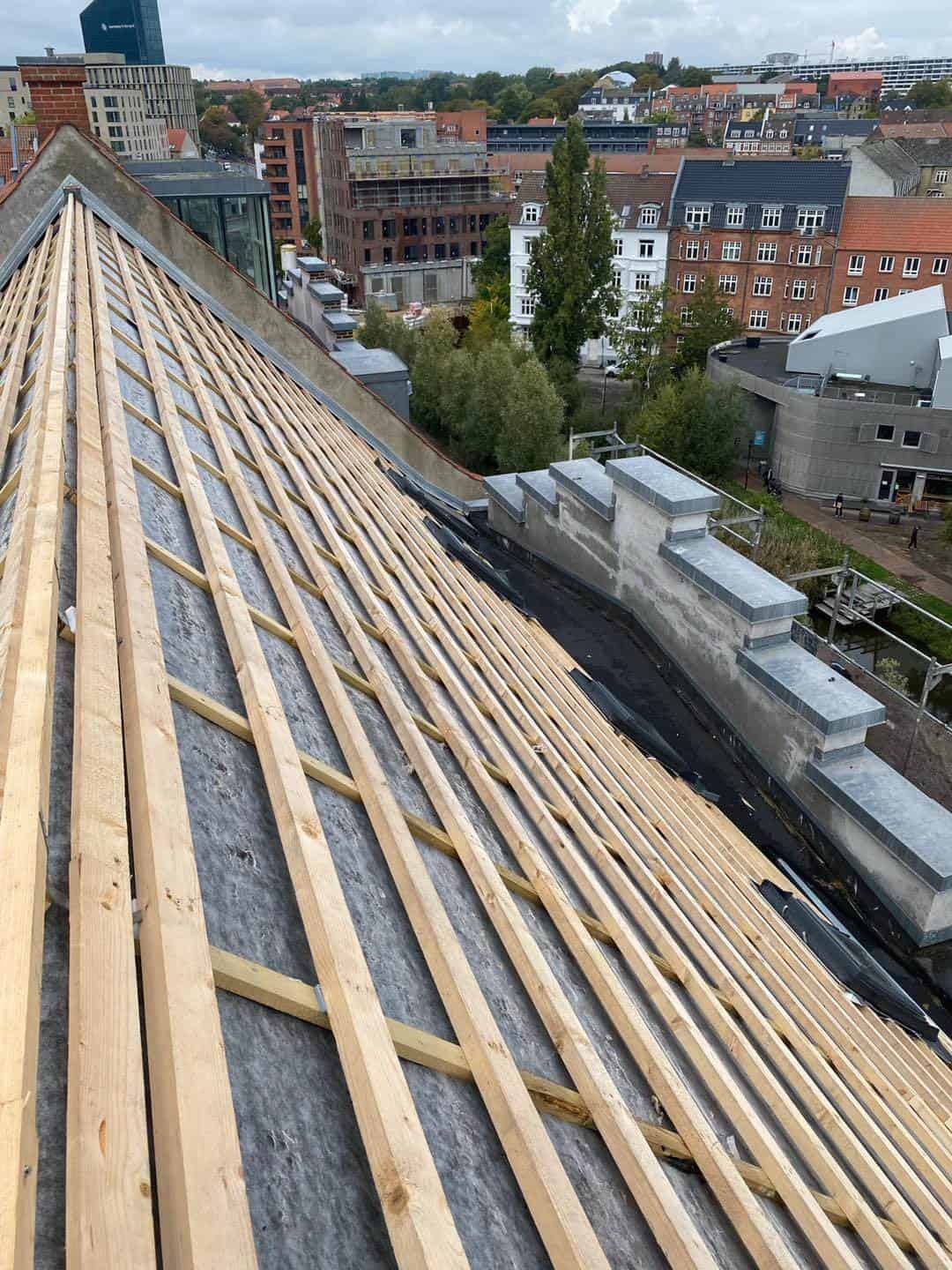 Renovering af tag på fin ejendom midt i Aarhus med træspær og tagdækning.