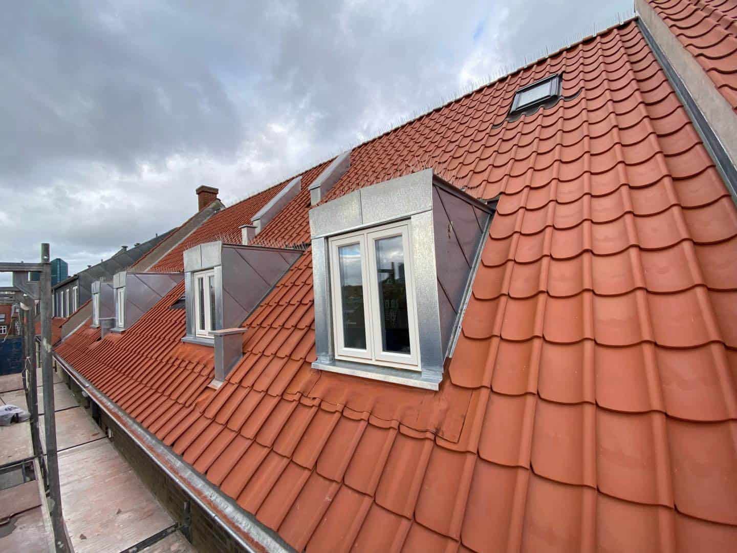 Tagrender og nye vinduer på traditionelt tag i midtbyen Aarhus.