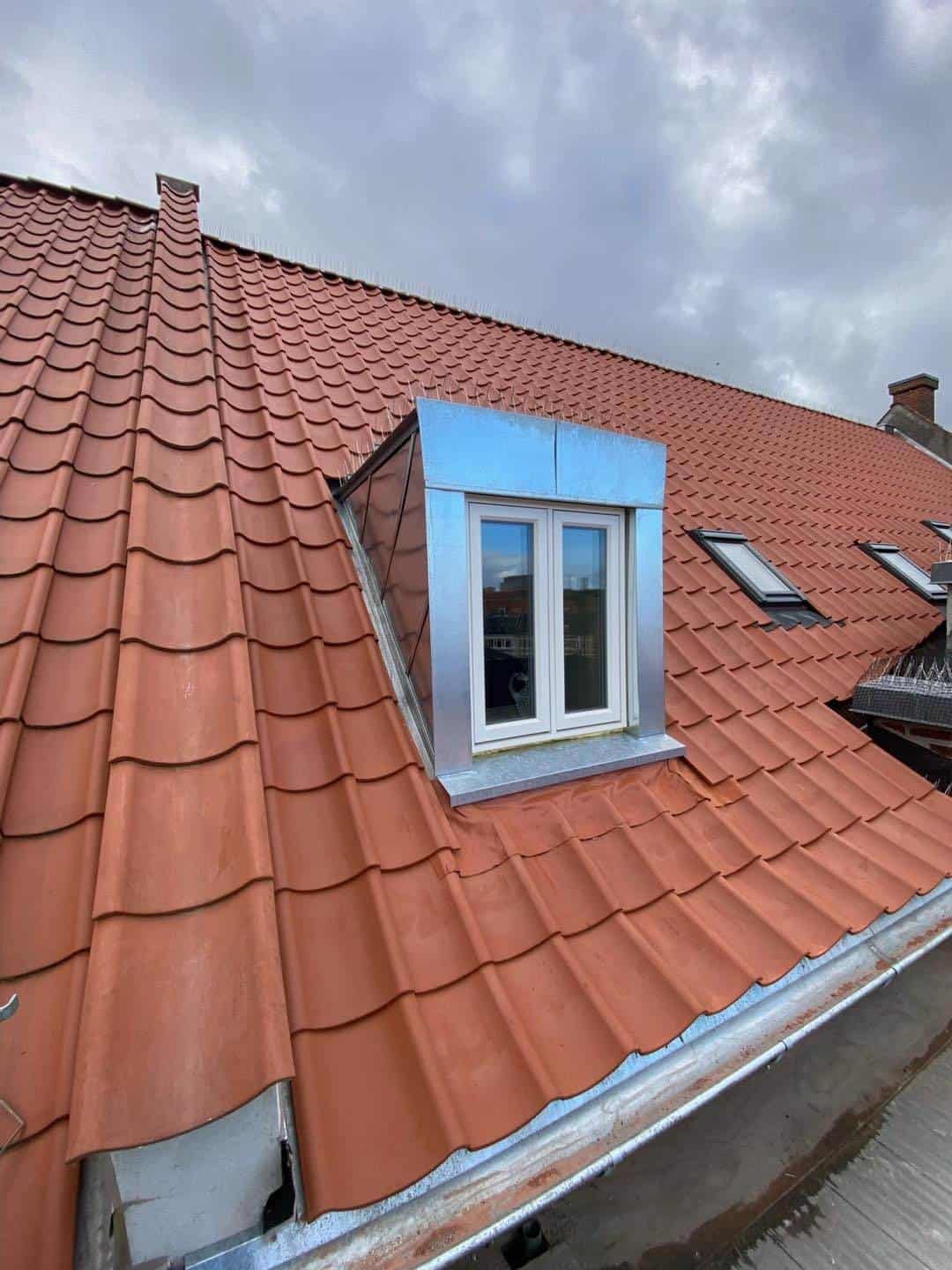 Nyt tagvindue installeret på rød teglstens tag i Aarhus.