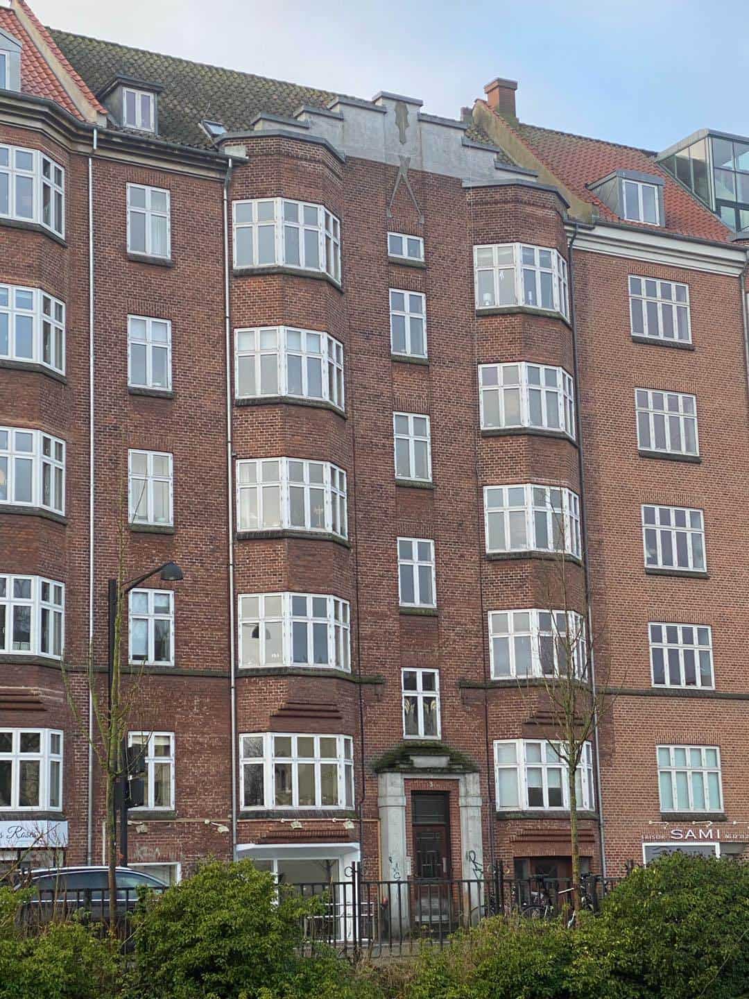 Ejendomsrenovering af klassisk bygning i Aarhus med fokus på facaderenovering og modernisering.