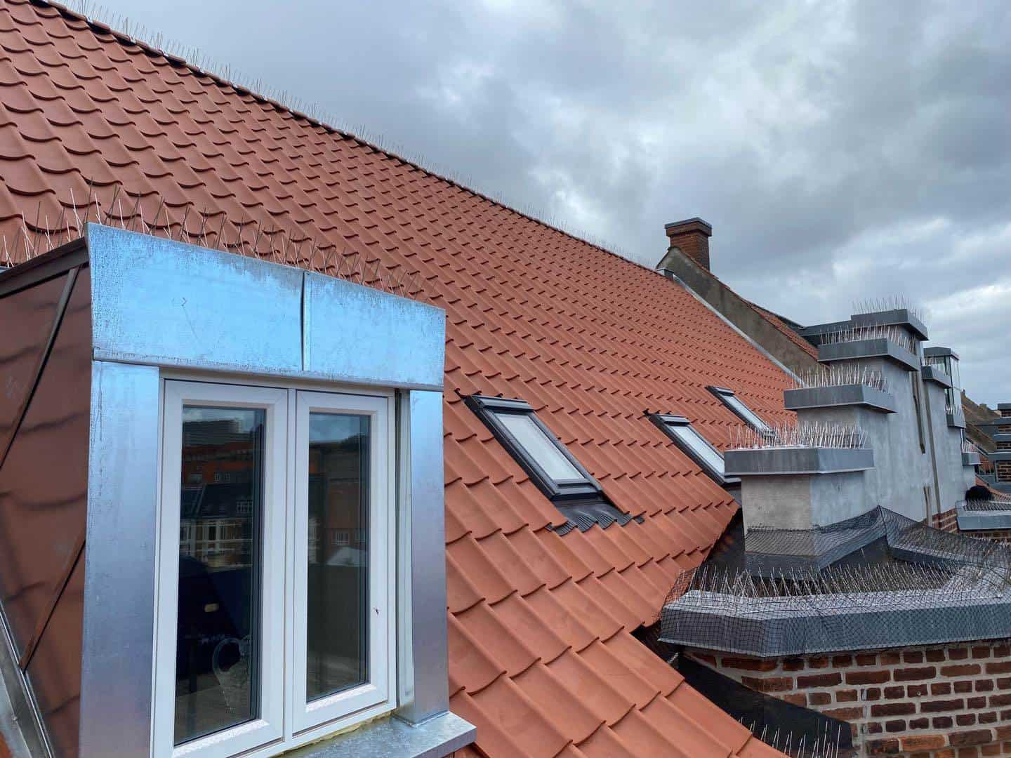 Tagrenovering med nye tagrender og vinduer på fin ejendom i Aarhus.