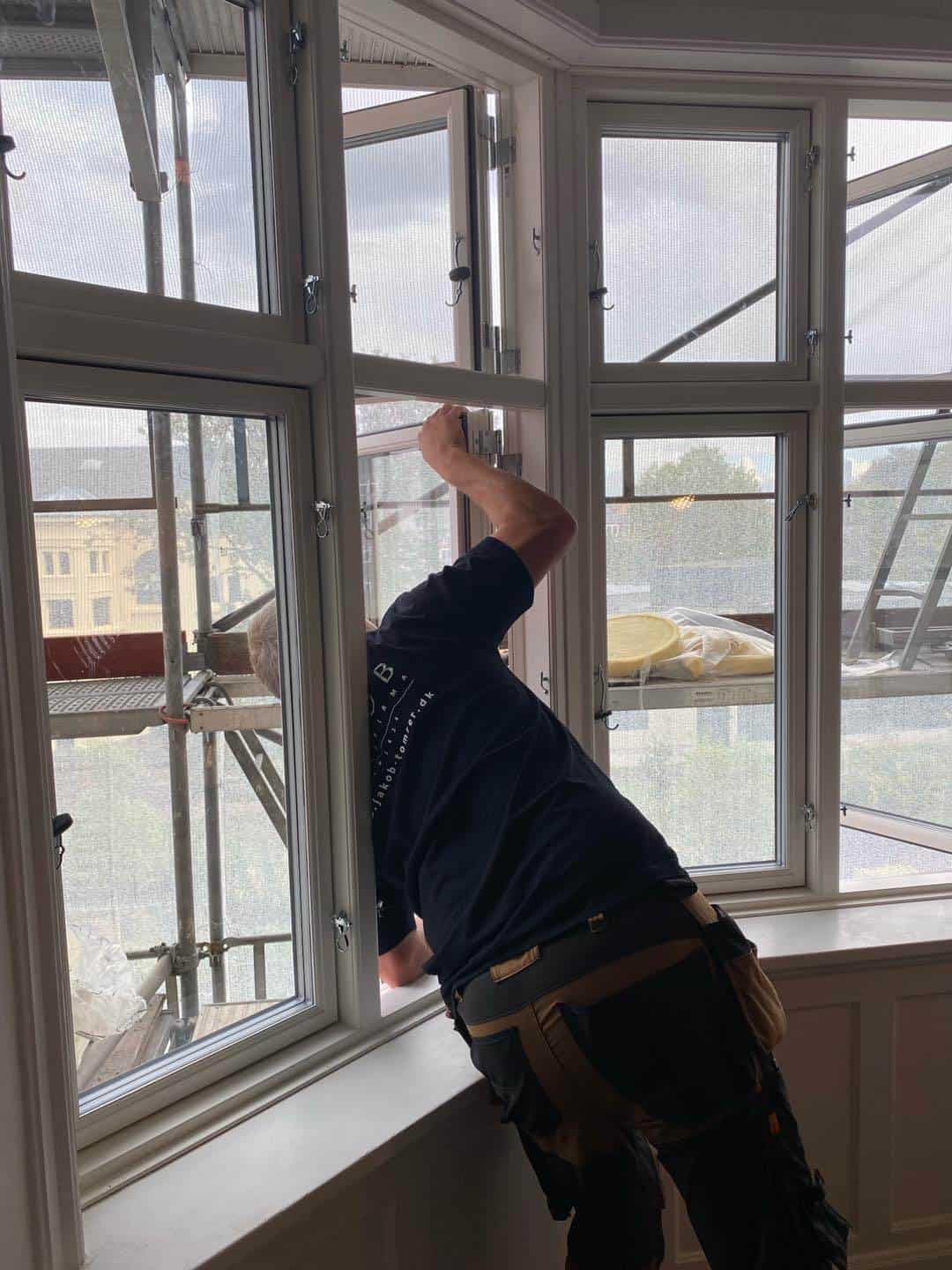 Renovering af ældre ejendom med nye vinduer i Aarhus.