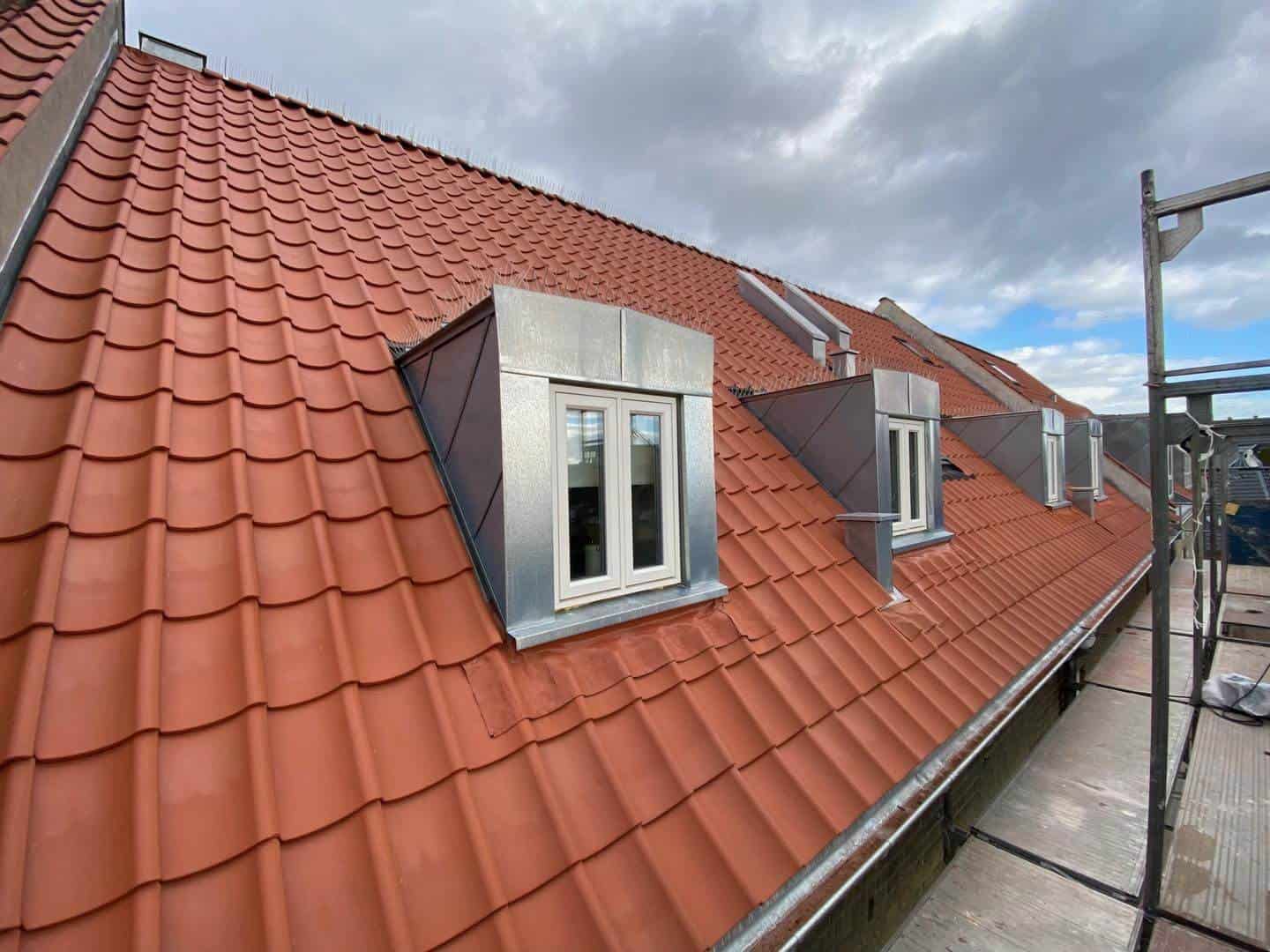 Nyt tag med tagvinduer på fin ejendom i Aarhus under renovering.