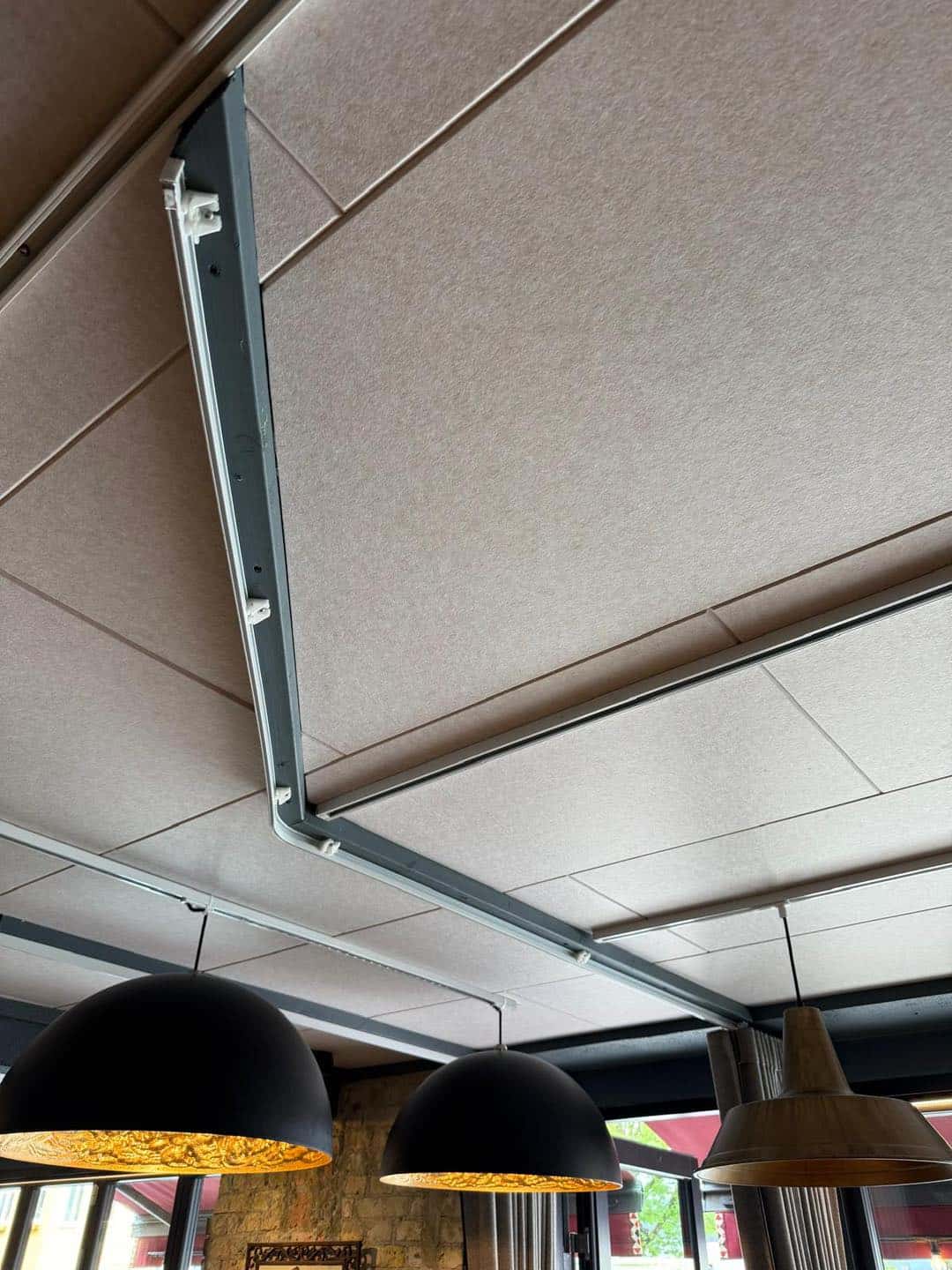 Loftsløsning til restaurant i Aarhus med moderne, funktionelt design og holdbare materialer.