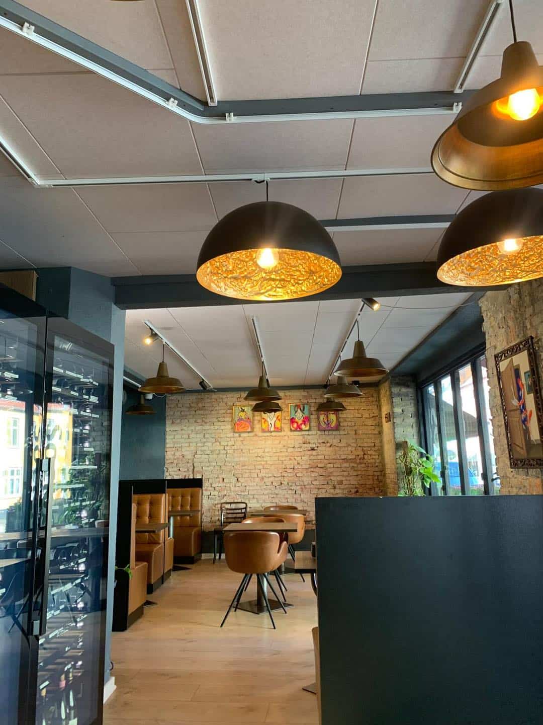 Indretning af loftsløsning til restaurant i Aarhus.