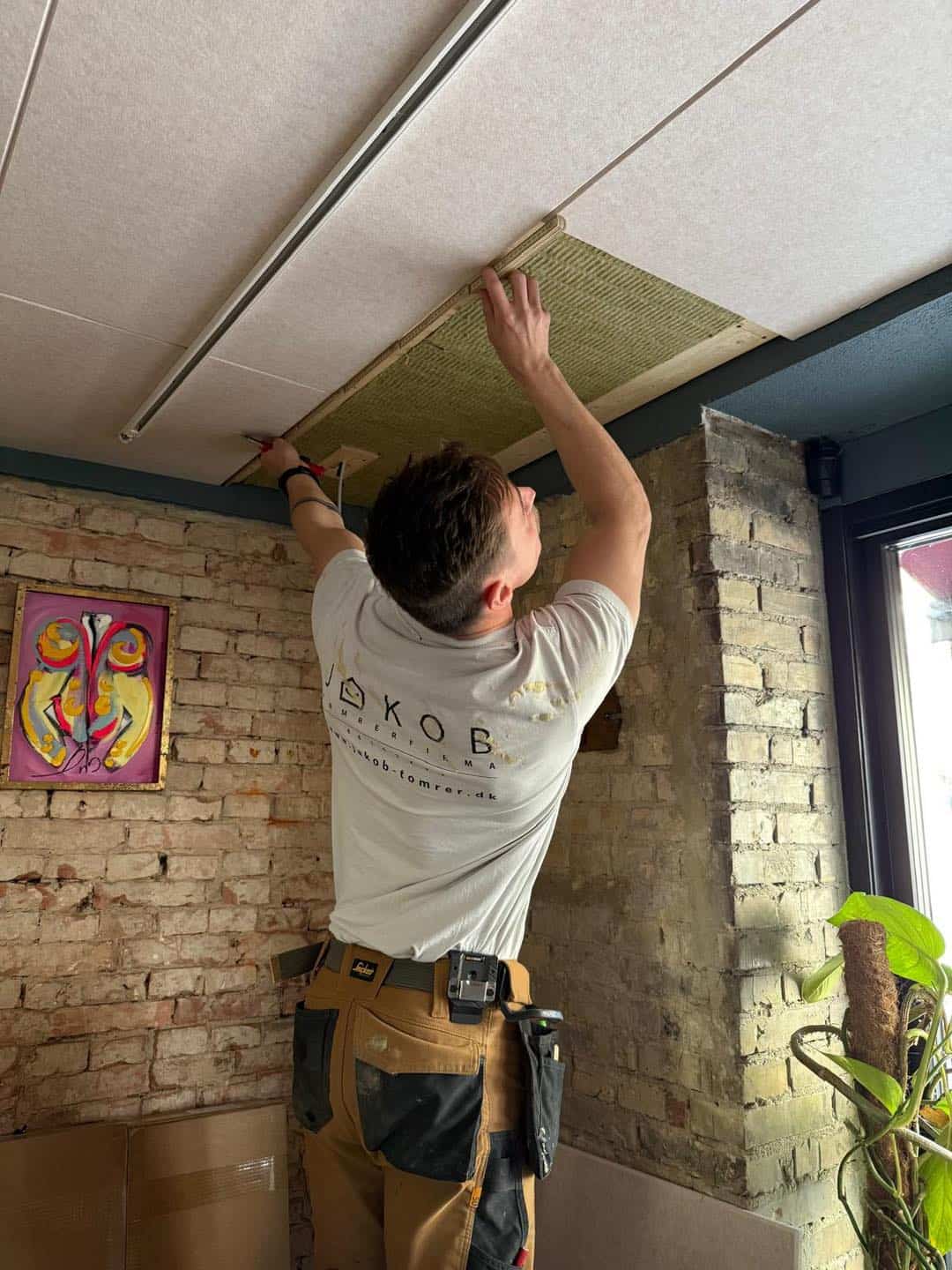 Effektiv loftsinstallation til Restaurant Socios i Aarhus af Jakob Tømrerfirma A/S. Professionelt hå.