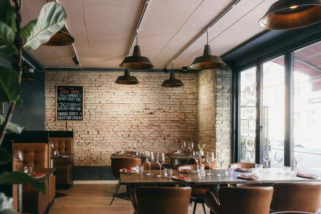 Loftsløsning til restaurant i Aarhus med moderne design og rustikke detaljer.