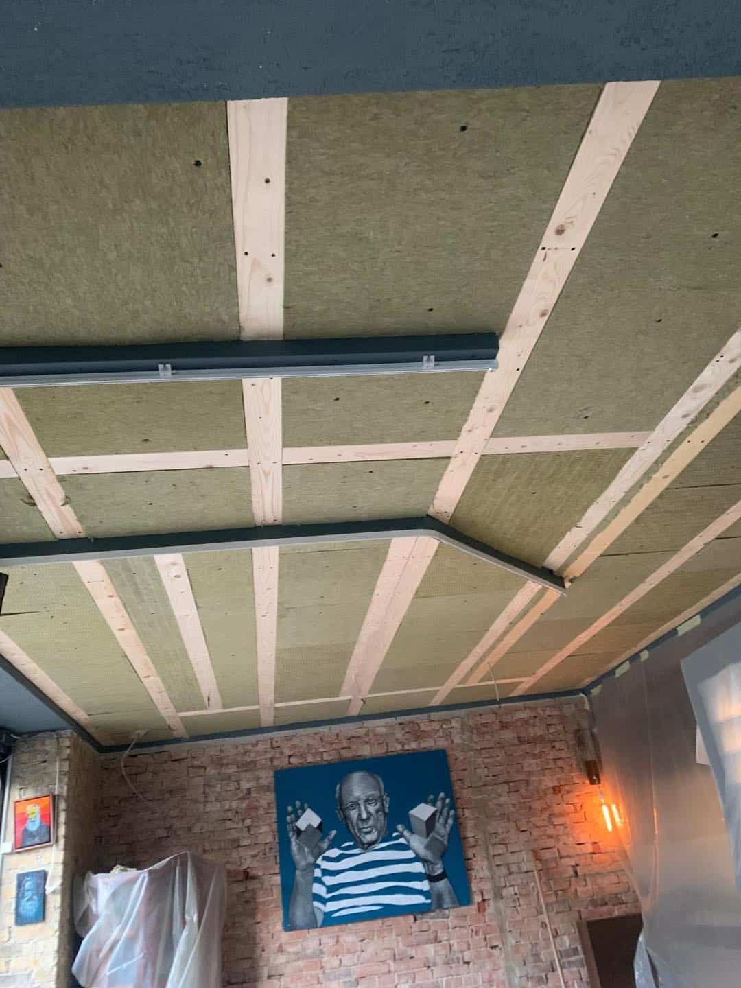 Loftsløsning med træspær og isolering til Restaurant Socios i Aarhus. Professionelt tømrerarbejde af.
