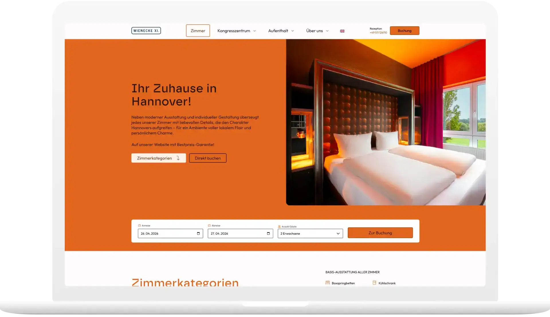 Laptop-Mockup Zimmer-Seite mit zweigeteilter Hero-Section: links Titel, beschreibung und Call to Action, rechts Foto eines Zimmers, darunter Booking Widget.