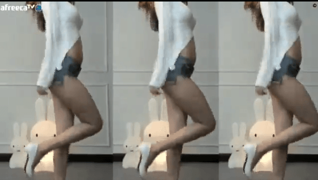 tante cantik main di atas sofa empuk saat jam kosong