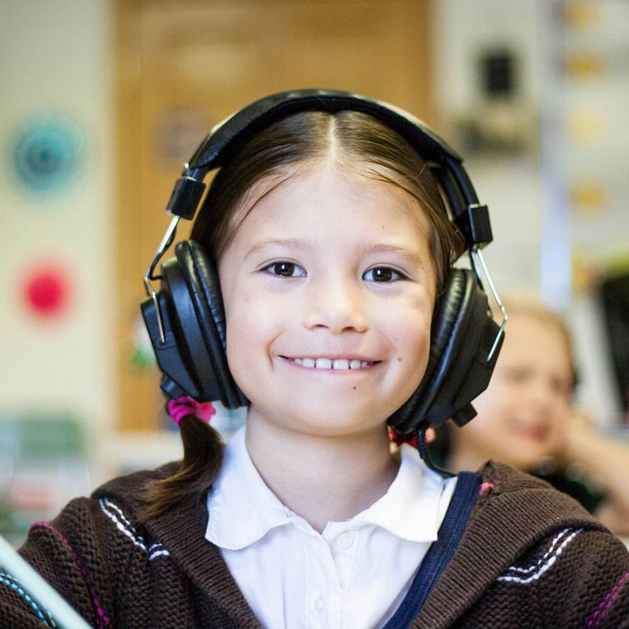 grade schooler listening online