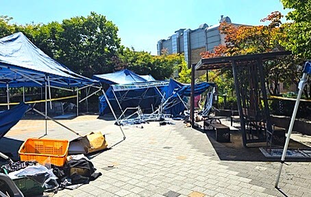 안성 플리마켓 구속 - 트럭이 돌진한 안성 플리마켓 행사장 현장 사진 (경기소방재난본부 제공). 사람 얼굴이 크게 잡힌 컷은 제외