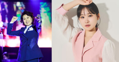 심수봉 김다현 - 심수봉이 무대에서 마이크를 잡고 노래하는 모습, 또는 인물 사진과 활동 연표가 함께 든 정리 그래픽