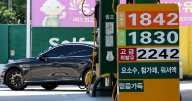 추석 고속도로 주유소 할인 - 고속도로 휴게소 주유소에서 급유하는 모습 — 추석 고속도로 주유소 할인 대상 226곳
