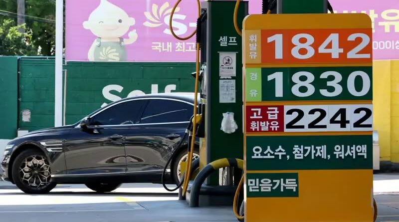 추석 고속도로 주유소 할인 - 고속도로 휴게소 주유소에서 급유하는 모습 — 추석 고속도로 주유소 할인 대상 226곳