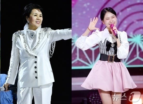 심수봉 김다현 - 가수 심수봉이 무대나 행사장에서 마이크를 잡고 있는 사진