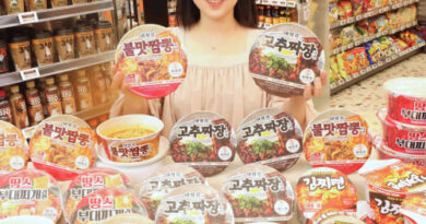 이마트24 라면 할인 720원 - IT'S RAMYUN TIME! 캠페인 포스터, 라면 9종 2+1 문구가 보이는 이미지