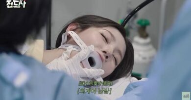 미연 내시경 - (여자)아이들 미연이 행사나 무대에서 정면을 보고 있는 상반신 사진