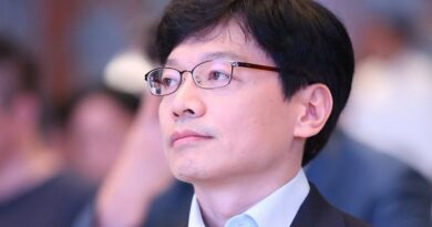 권혁빈 이혼 재산분할 - 서울가정법원 청사 외관 또는 권혁빈 스마일게이트 CVO의 공개 행사 사진