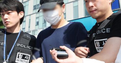 공무원 아내 살해 사건 - 구속 송치 소식을 다룬 기사에 실린 경찰 마크·경찰서 외경 사진 또는 사건 경과와 적용 혐의를 정리한 그래픽 (인물 얼굴 없는 컷)
