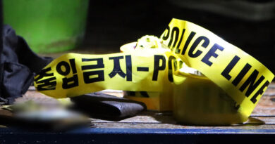 파주 카페 시신 어디 - 파주 문산읍 카페 앞에 놓인 냉동 컨테이너 창고와 경찰 통제선이 보이는 현장 사진 (사람 얼굴 없음)