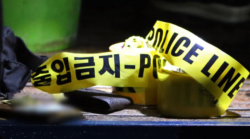 파주 카페 시신 어디 - 파주 문산읍 카페 앞에 놓인 냉동 컨테이너 창고와 경찰 통제선이 보이는 현장 사진 (사람 얼굴 없음)