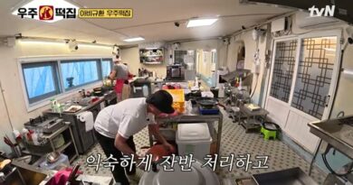 찰떡아이스 흑임자 인절미 - 이은지가 찰떡아이스를 손에 들고 흑임자 메뉴 아이디어를 꺼내는 장면