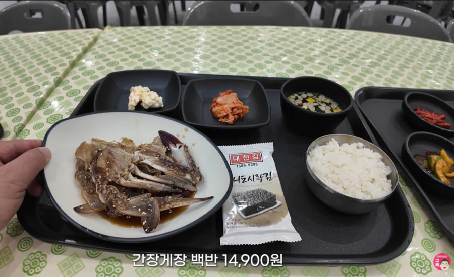 1만4900원 간장게장 백반 상차림 쟁반 또는 박람회장 식음시설 현장 사진 (일반 관람객 얼굴이 크게 나온 컷 제외)