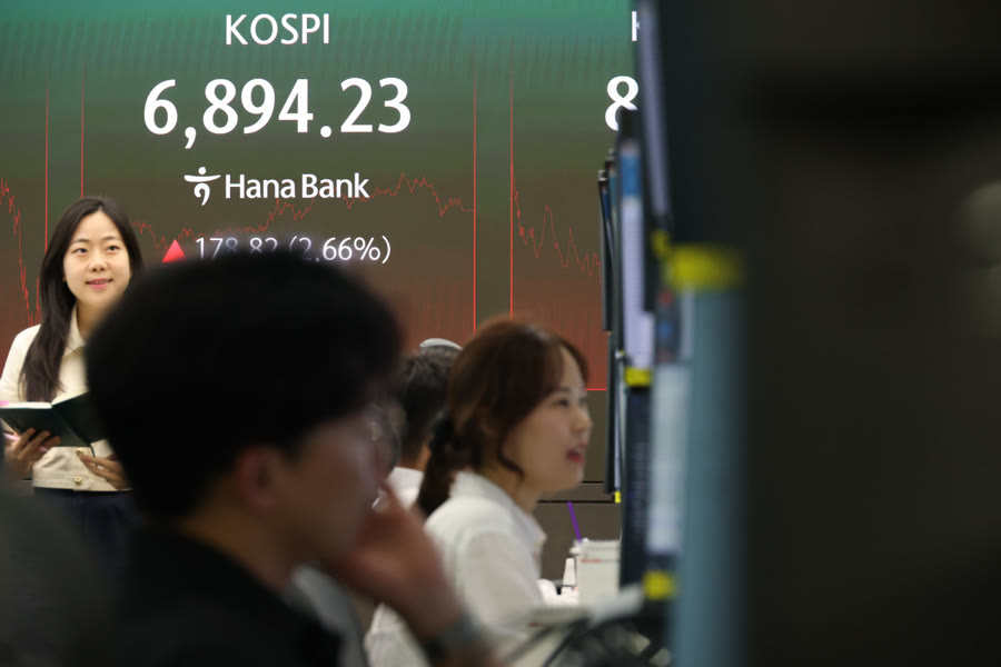 9월 18일 코스피 급등 마감을 보여주는 증권사 딜링룸 전광판 화면