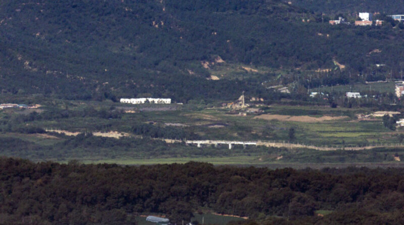 25사단 지뢰 폭발 - 수색로 개척 작전 또는 DMZ 경계 구역이 담긴 자료 사진