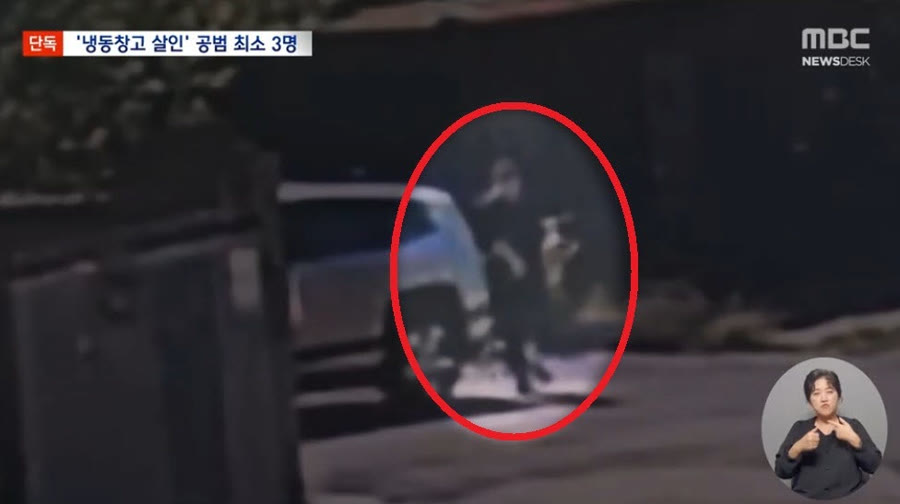 2026년 9월 7일 촬영된 사건 카페 외부 모습. 정문에 휴무 안내판이 붙어 있는 건물 사진