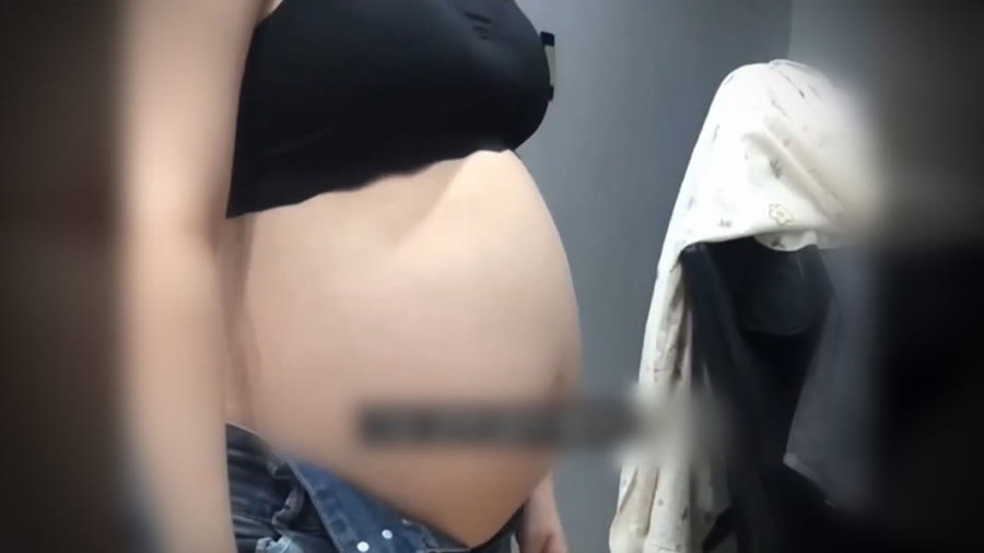 '36주 낙태' 항소심 선고를 전하는 뉴스 화면 — 법원 청사 외관과 피고인별 형량이 정리된 자막 그래픽