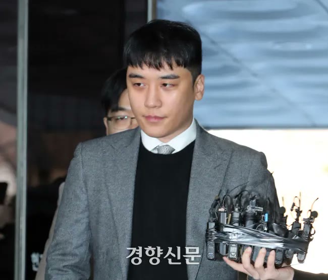 승리 단독 인물 사진 — 정면 또는 취재진 앞에 선 모습