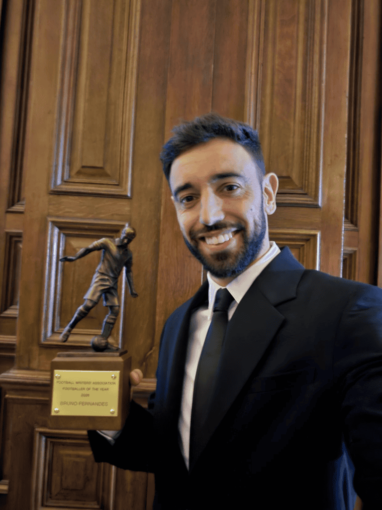 برونو فرنانديز يتوج بجائزة الأفضل في البريميرليغ.. وهالاند ثالثًا 2 برونو فرنانديز يتوج بجائزة الأفضل في البريميرليغ.. وهالاند ثالثًا