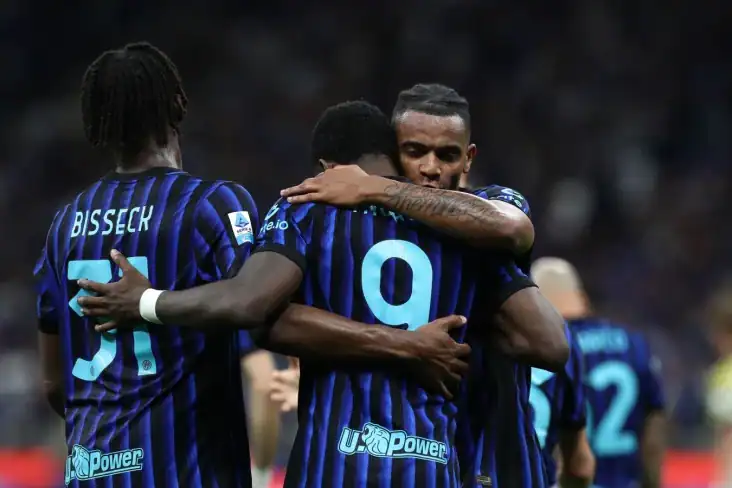 إنتر ميلان يحسم لقب الدوري الإيطالي مبكرًا ويعزز سجله التاريخي 1 إنتر ميلان يتوج بلقب الدوري الإيطالي للمرة 21