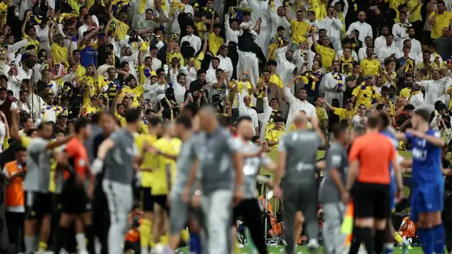 فوضى جماهيرية في ديربي الرياض: اقتحام منطقة كبار الزوار بعد تعادل مثير 1 فوضى في ديربي النصر والهلال بعد تعادل مثير