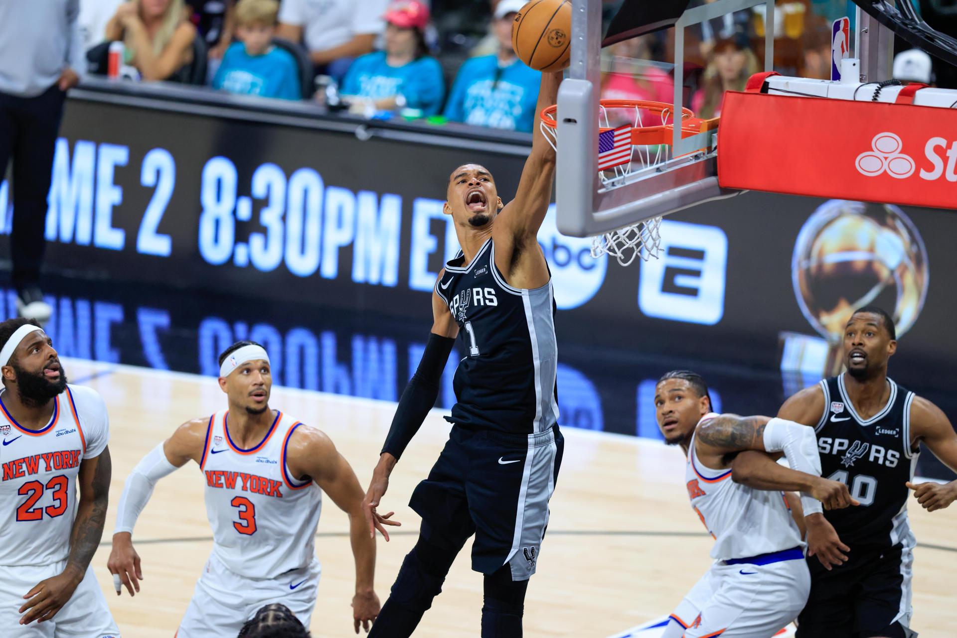 نيويورك يفتتح نهائي NBA بفوز ثمين على سان أنطونيو رغم تألق ويمبانياما 1 نيويورك يهزم سان أنطونيو في افتتاح نهائي NBA