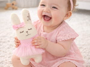 Chocalho para bebé coelhinho artesanal com nome bordado