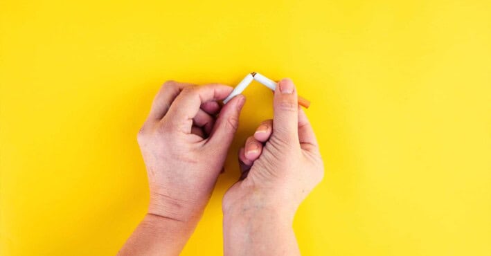 Nola lagun diezazuke CBDak erretzeari uzten?