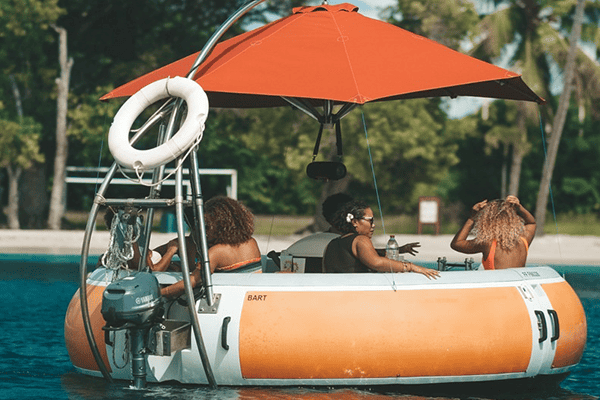 Personnes détendues dans un cadre convivial face à la mer en Guadeloupe - KaraïJet