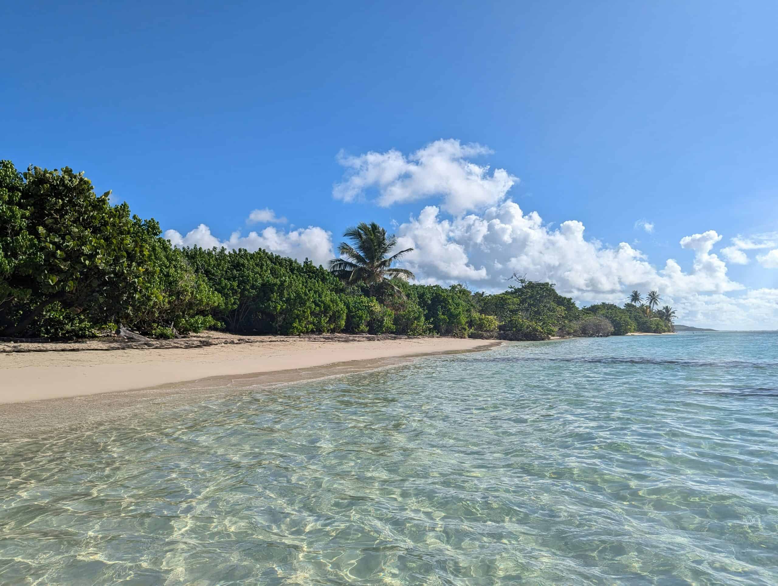 Plage isolée en Guadeloupe accessible uniquement en jet ski