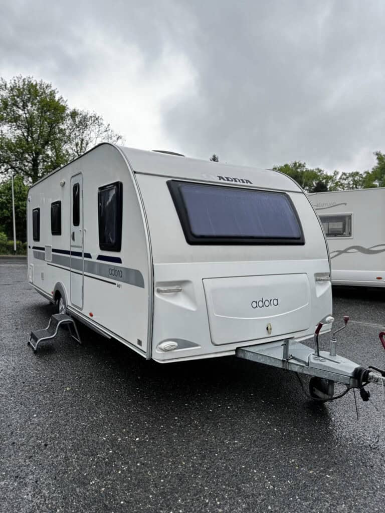 „Moderní karavan Adria Adora z bočního pohledu“
