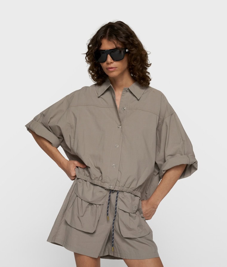krotka-koszula-oversize-z-elastycznym-dolem-khaki-01